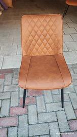 Sedie imbottite moderne in pelle.