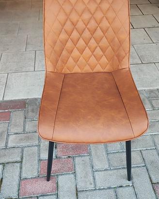 Sedie imbottite moderne in pelle.