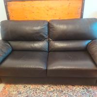 Divano tre posti in pelle.