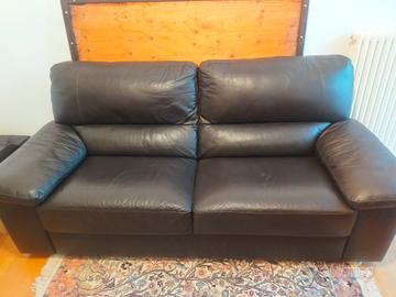 Divano tre posti in pelle.