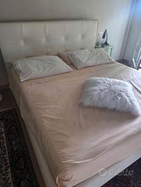 Letto matrimoniale in pelle
