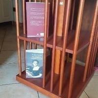 Libreria da tavolo o da terra