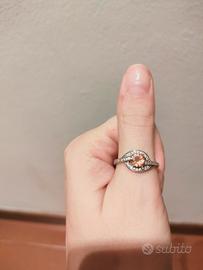 anello con pietra arancione 
