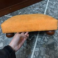 Poggiapiedi arancione in legno