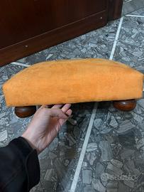 Poggiapiedi arancione in legno