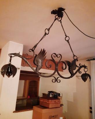 Antico lampadario in ferro battuto