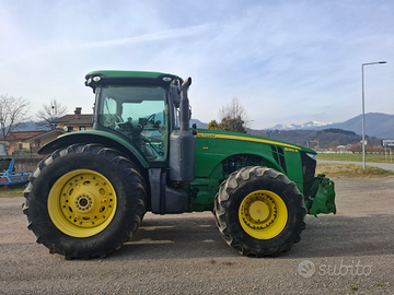 John Deere 8260R
