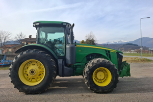 John Deere 8260R