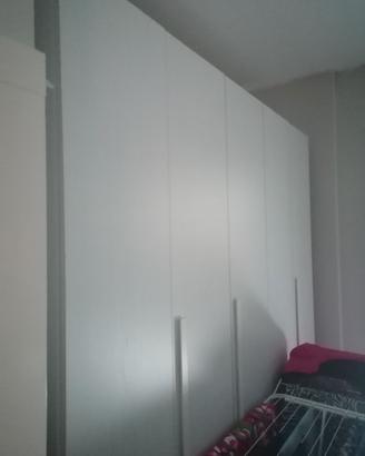 Armadio e letto matrimoniale