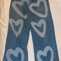 jeans con stampa a cuori