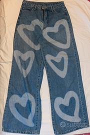 jeans con stampa a cuori