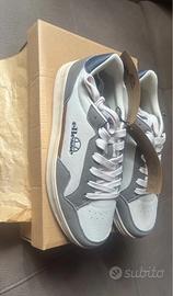 Sneakers nuove taglia 41
