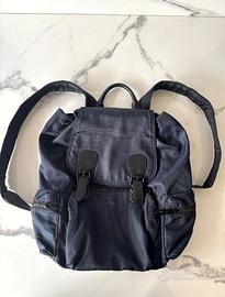 Zaino doppelgänger blu scuro a spalla e mano