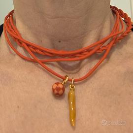 Collana intrecciata con ciondoli 