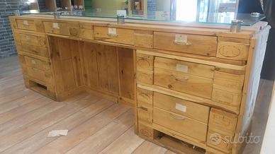 Bancone artigianale in pallet con vetro