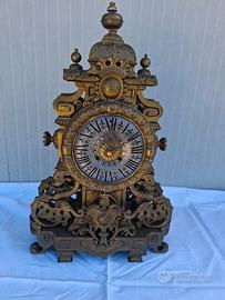 antico orologio ornamentato 