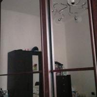 armadio scorrevole  e comodini