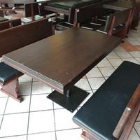 Set di tavolo con le panche in legno massello