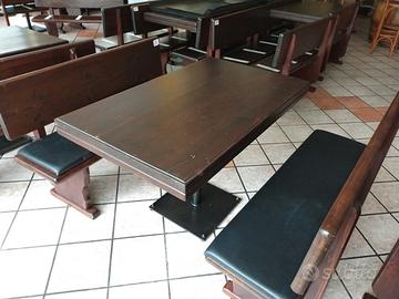 Set di tavolo con le panche in legno massello