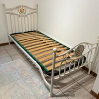 Letto singolo in ferro battuto con doghe