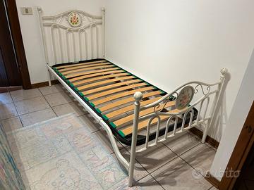Letto singolo in ferro battuto con doghe