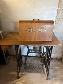 Macchina da cucire antica