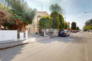 TRIFAMIGLIARE INDIPENDENTE CON GIARDINO