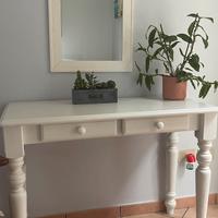 piccola scrivania bianca con specchio