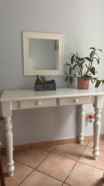 piccola scrivania bianca con specchio