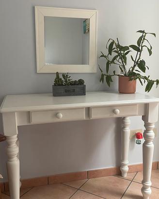 piccola scrivania bianca con specchio