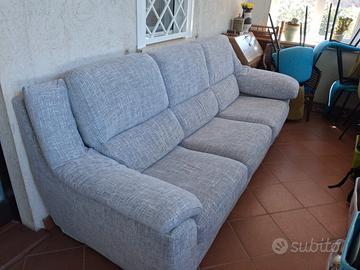 Divano tre posti 
