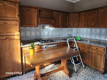 Cucina in legno massello+forno e frigorifero