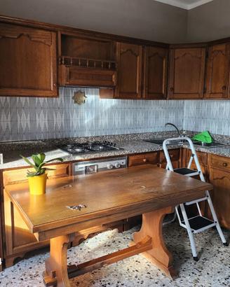 Cucina in legno massello+forno e frigorifero