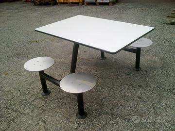 Tavolo con sedie fisse