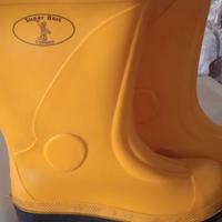 Stivali in gomma n.42 più elmetto e cuffie