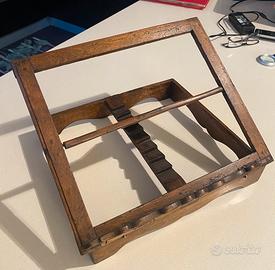 Leggio antico in legno e messale romano