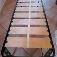 Letto singolo completo di doghe e materasso