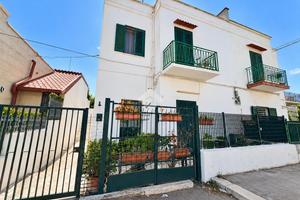3 LOCALI A BARI