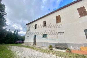 Rustico / Casale di 200 m² con più di 5 locali a P