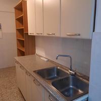 Arredo cucina con lavello e cappa aspirante