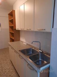 Arredo cucina con lavello e cappa aspirante