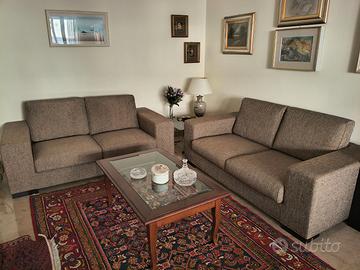 2 divani a 2 posti in tessuto marrone perfetti