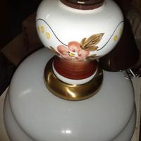 Lampadario in porcellana con disegni decorativi