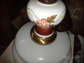 Lampadario in porcellana con disegni decorativi