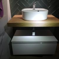Mobile bagno sospeso con lavabo da appoggio
