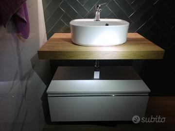 Mobile bagno sospeso con lavabo da appoggio