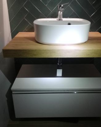 Mobile bagno sospeso con lavabo da appoggio