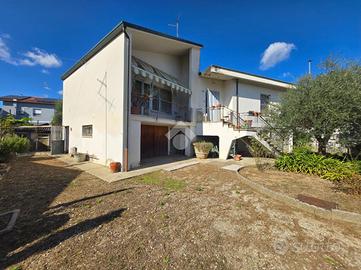 VILLA SINGOLA A RUSSI