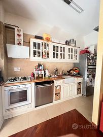 Cucina bianca in legno shabby chic