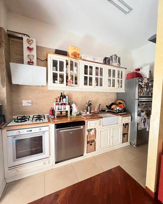 Cucina bianca in legno shabby chic